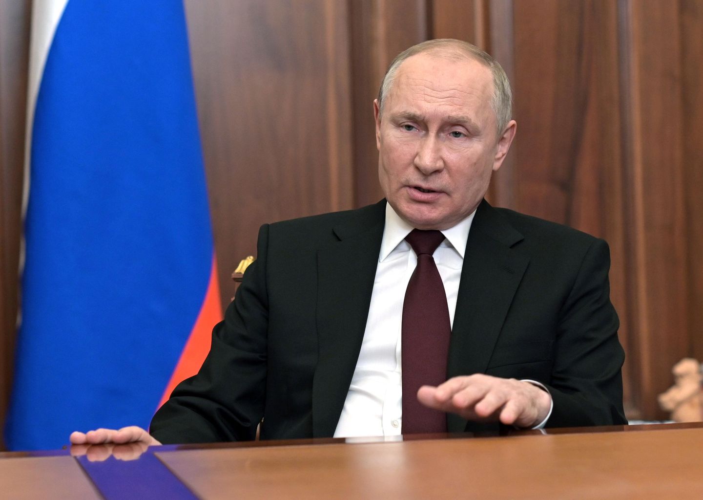 Президент РФ Владимир Путин во время обращения Президент РФ Владимир Путин во время обращения