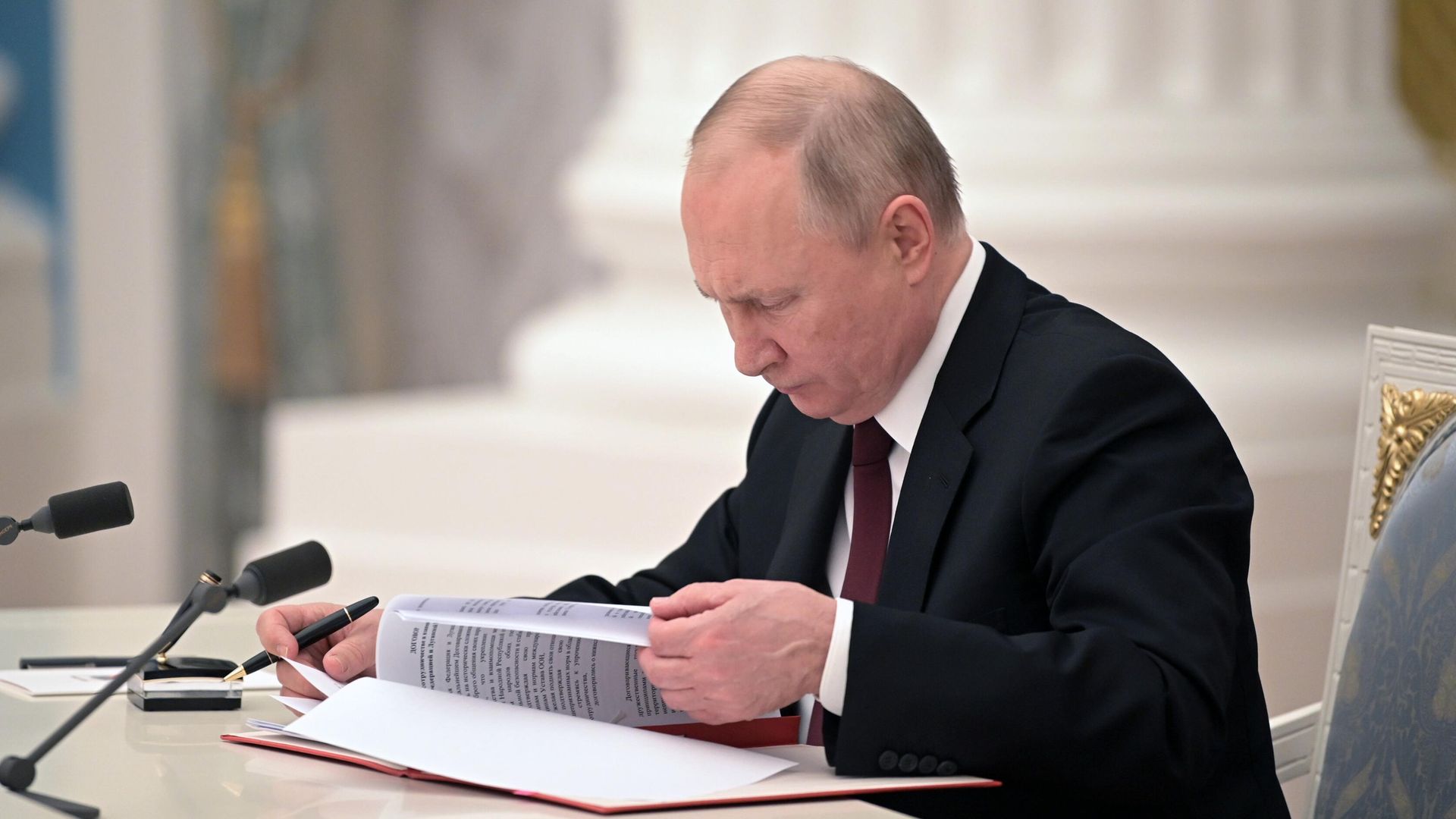Президент России Владимир Путин во время подписания указов о признании Российской Федерацией Луганской народной республики и Донецкой народной республики - РИА Новости, 1920, 22.02.2022