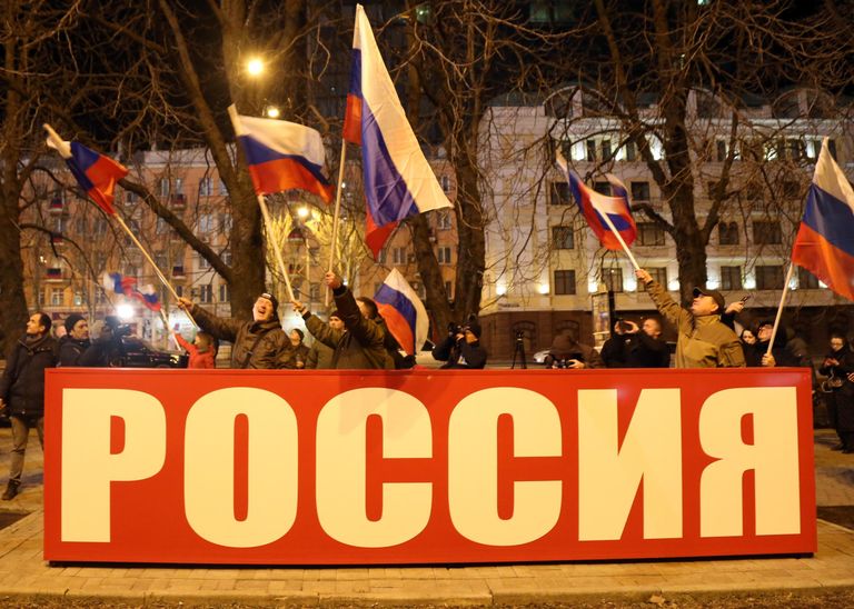 Люди радуются подписанию документов о признании Российской Федерацией ДНР и ЛНР в Донецке
