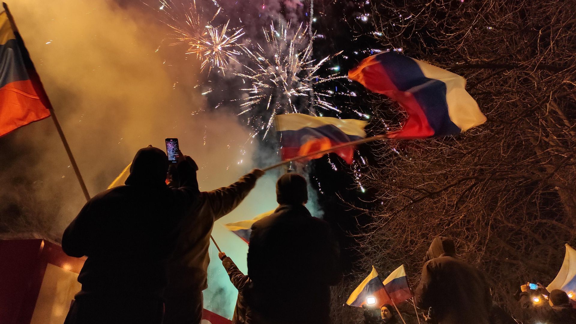 Люди радуются подписанию документов о признании Россией ДНР и ЛНР - РИА Новости, 1920, 06.04.2022