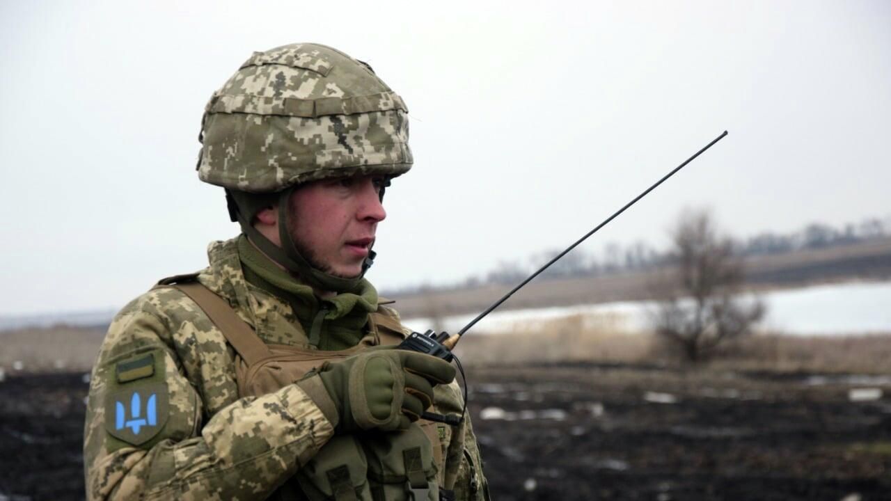 Украинский военнослужащий на линии соприкосновения в Донецкой области - РИА Новости, 1920, 24.02.2022