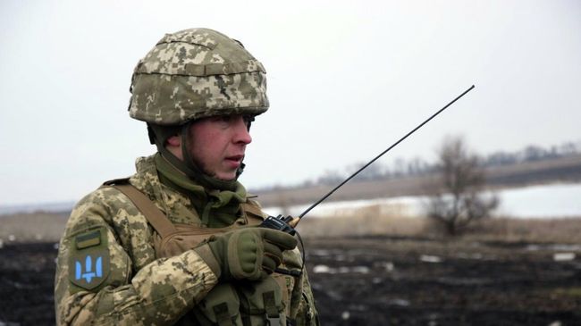 Украинский военнослужащий на линии соприкосновения в Донецкой области