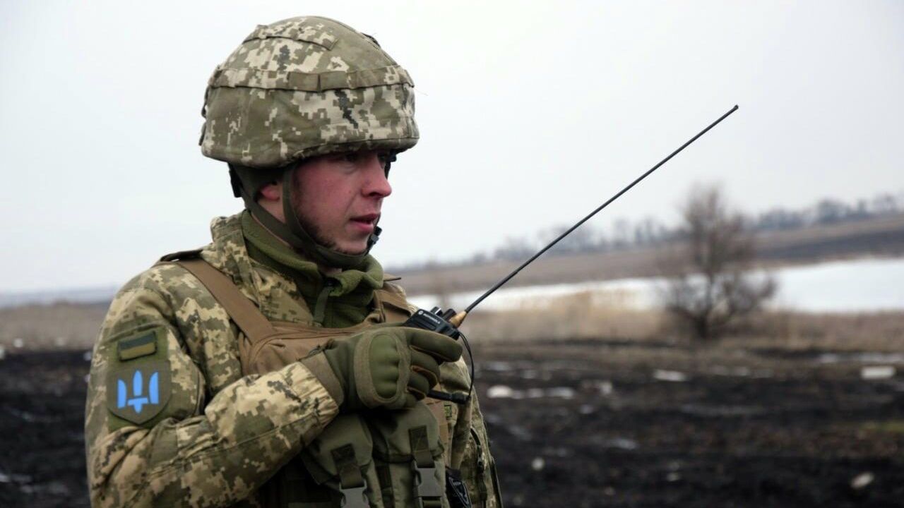 Украинский военнослужащий на линии соприкосновения в Донецкой области - РИА Новости, 1920, 27.02.2022