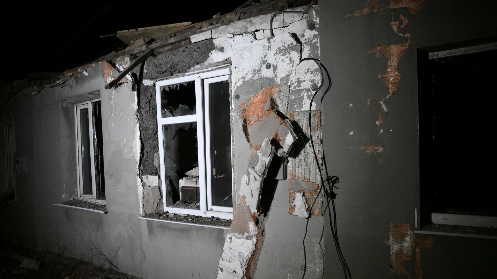 Жилой дом, разрушенный в результате обстрела в Донбассе Жилой дом, разрушенный в результате обстрела в Донбассе - РИА Новости, 1920, 25.02.2022