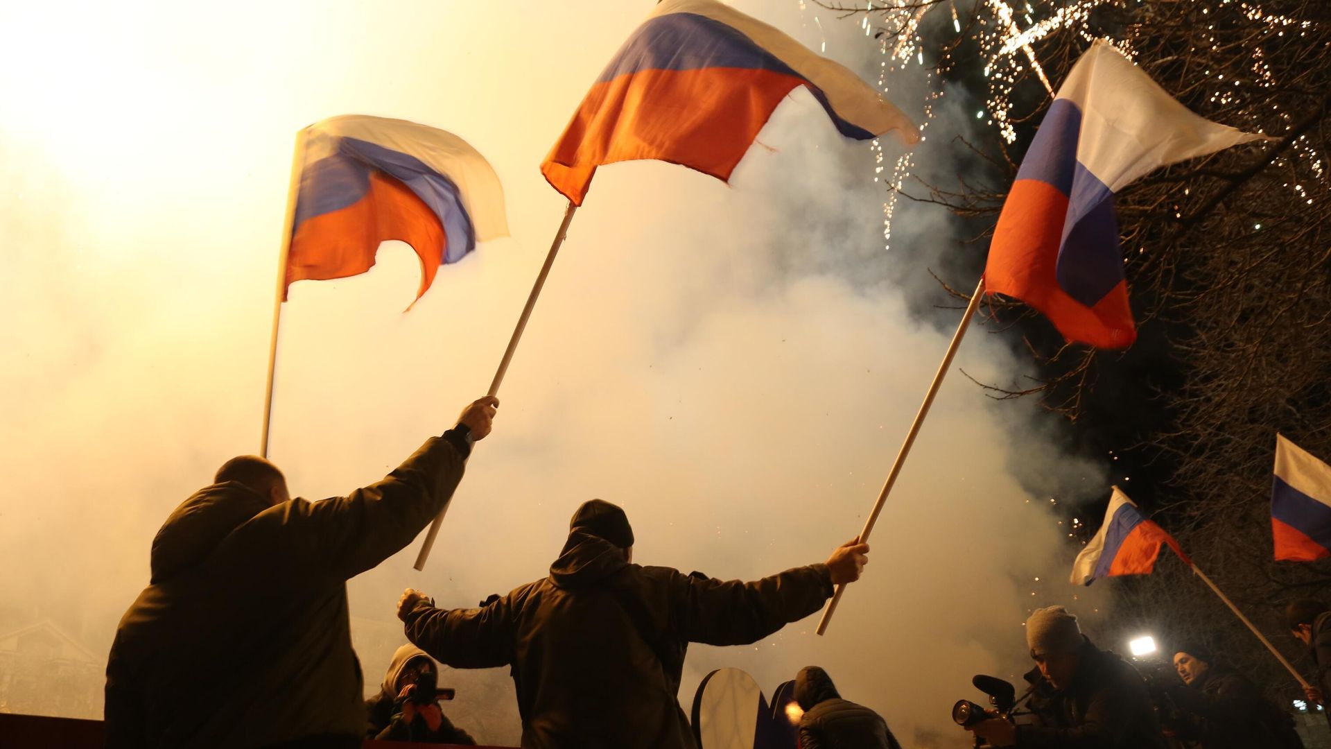 Жители Донецка и Луганска празднуют признание Россией независимости ДНР и ЛНР Жители Донецка и Луганска празднуют признание Россией независимости ДНР и ЛНР - РИА Новости, 1920, 22.02.2022