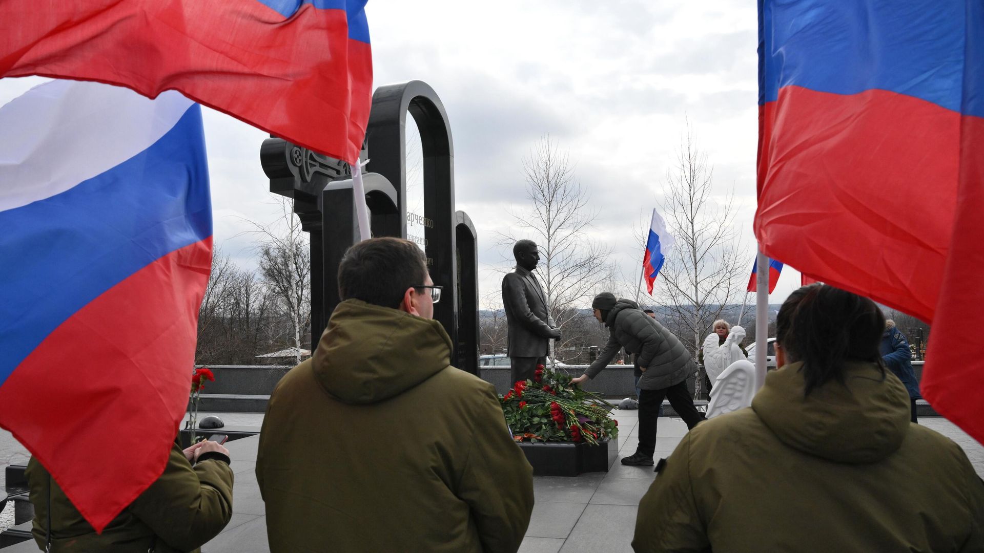 Жители Донецка возлагают цветы к могиле главы Донецкой народной республики Александра Захарченко Жители Донецка возлагают цветы к могиле главы Донецкой народной республики Александра Захарченко - РИА Новости, 1920, 23.02.2022