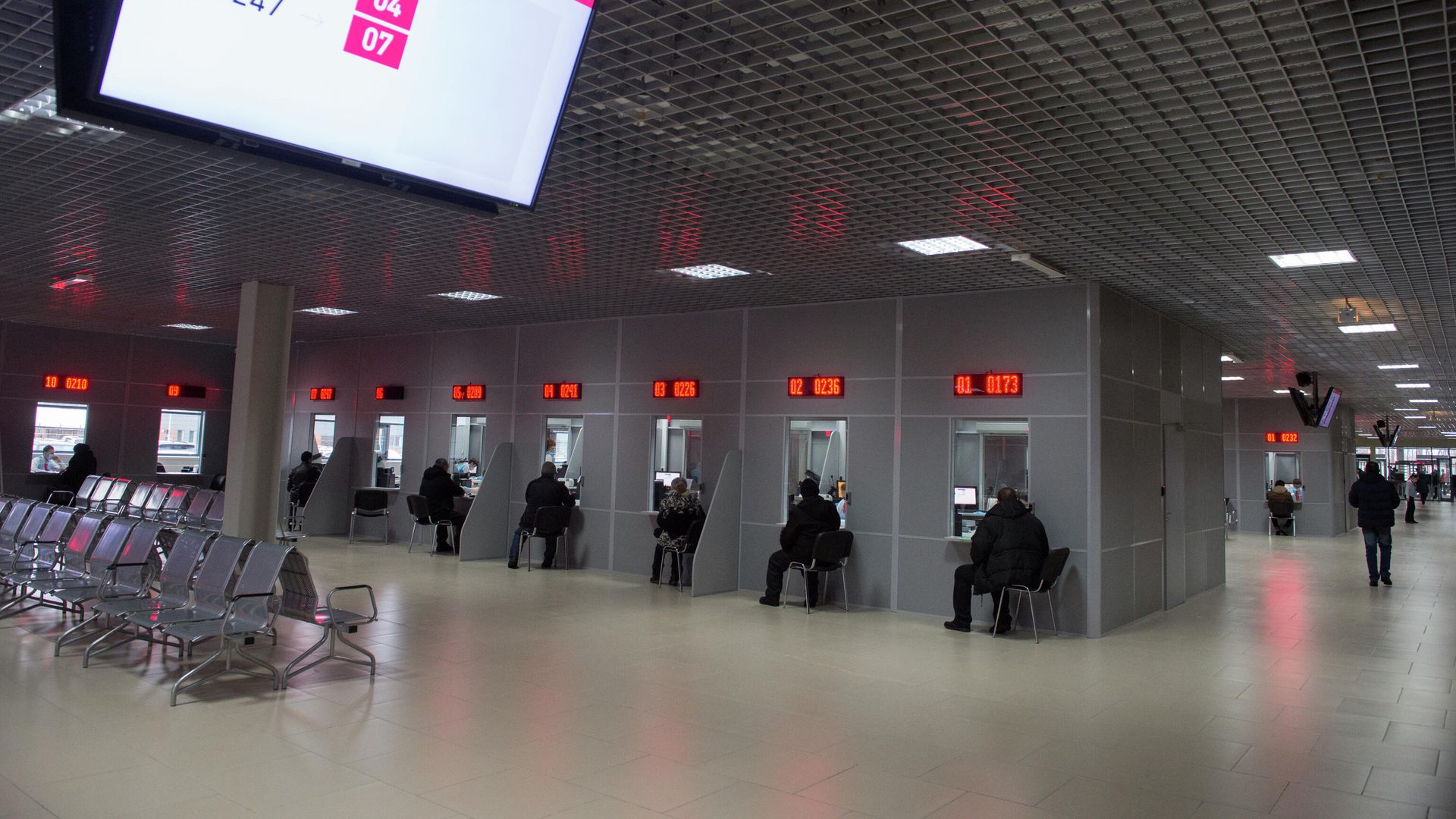 Посетители в многофункциональном миграционном центре Москвы близ деревни Сахарово, где оказывают услуги для трудовых мигрантов Посетители в многофункциональном миграционном центре Москвы близ деревни Сахарово, где оказывают услуги для трудовых мигрантов - РИА Новости, 1920, 20.09.2022