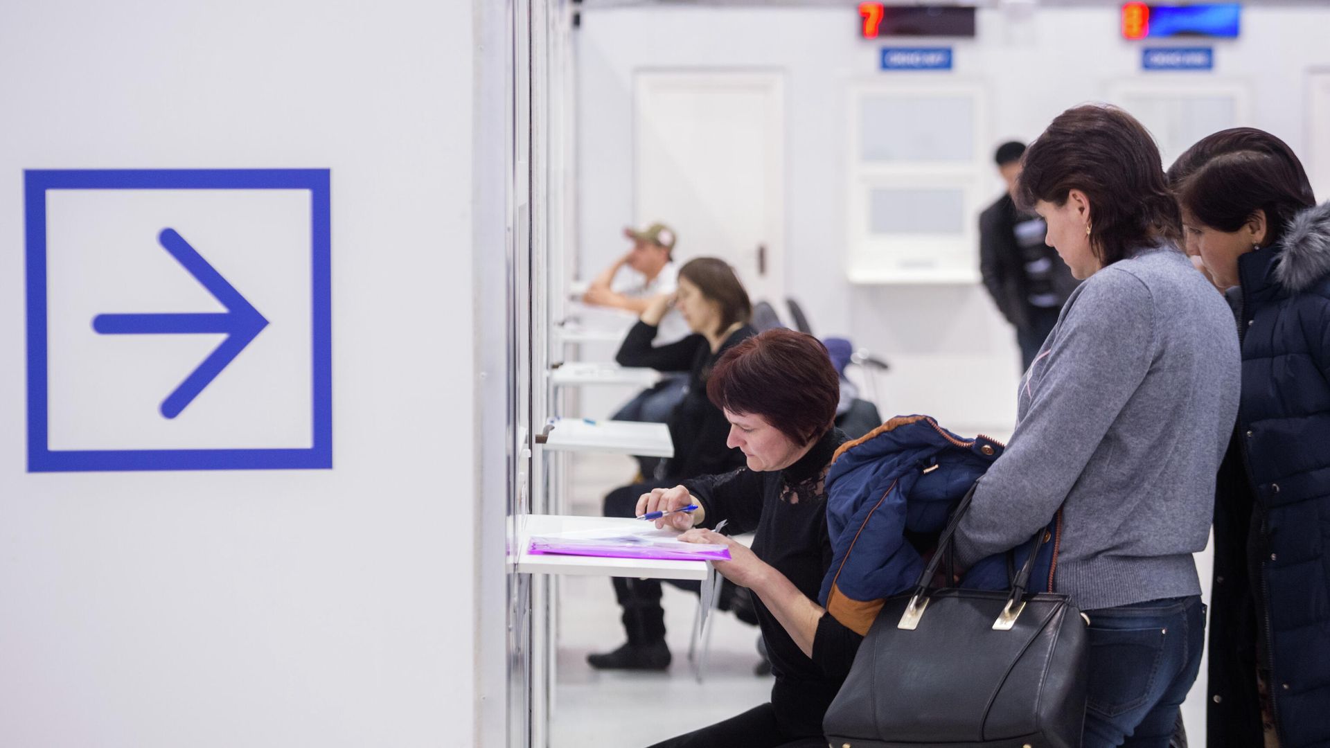 Посетители многофункционального миграционного центра в Москве Посетители многофункционального миграционного центра в Москве - РИА Новости, 1920, 11.07.2025
