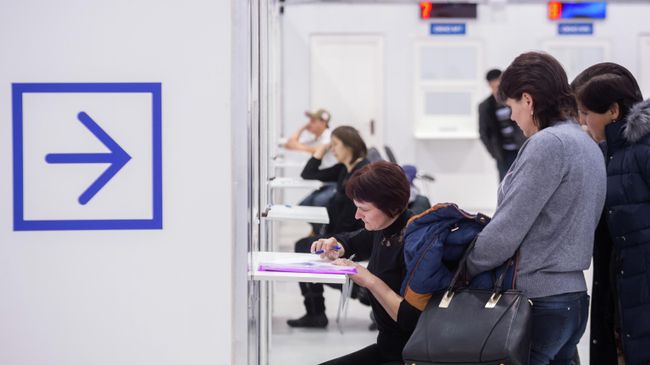 Посетители многофункционального миграционного центра в Москве