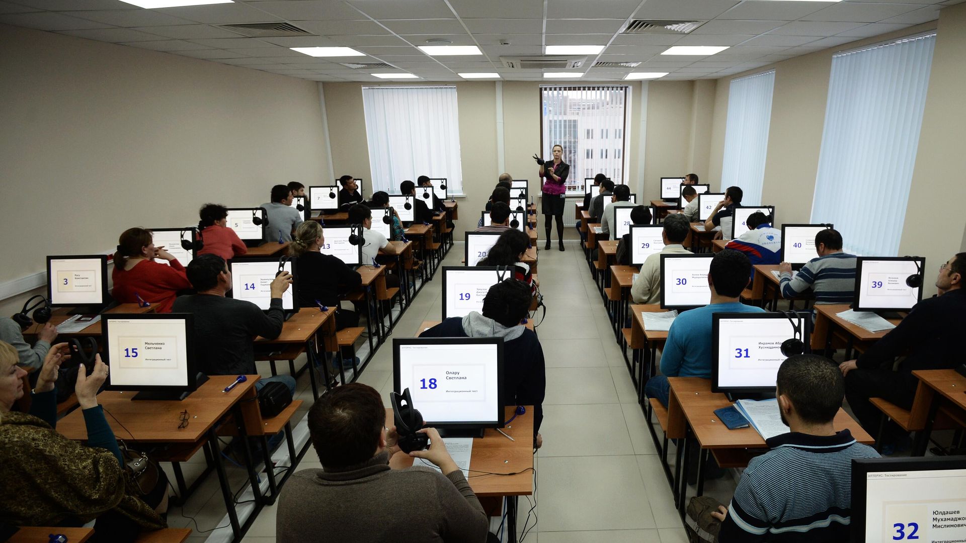 Иностранные граждане проходят электронное тестирование на знание русского языка в рамках комплекса услуг для оформления трудового патента в Едином миграционном центре Московской области Иностранные граждане проходят электронное тестирование на знание русского языка в рамках комплекса услуг для оформления трудового патента в Едином миграционном центре Московской области - РИА Новости, 1920, 27.12.2025