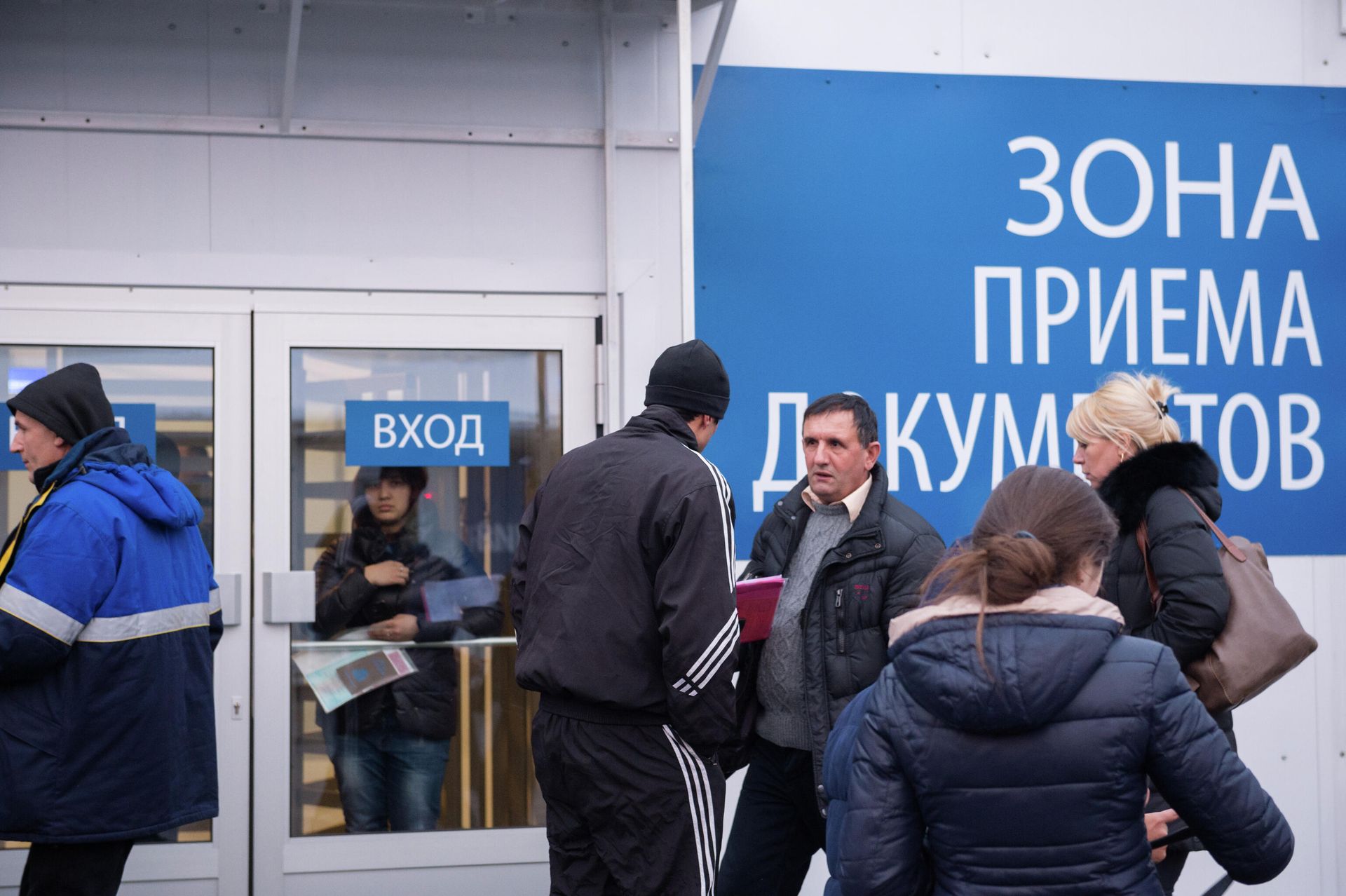 Посетители многофункционального миграционного центра в Москве Посетители многофункционального миграционного центра в Москве - РИА Новости, 1920, 10.06.2022
