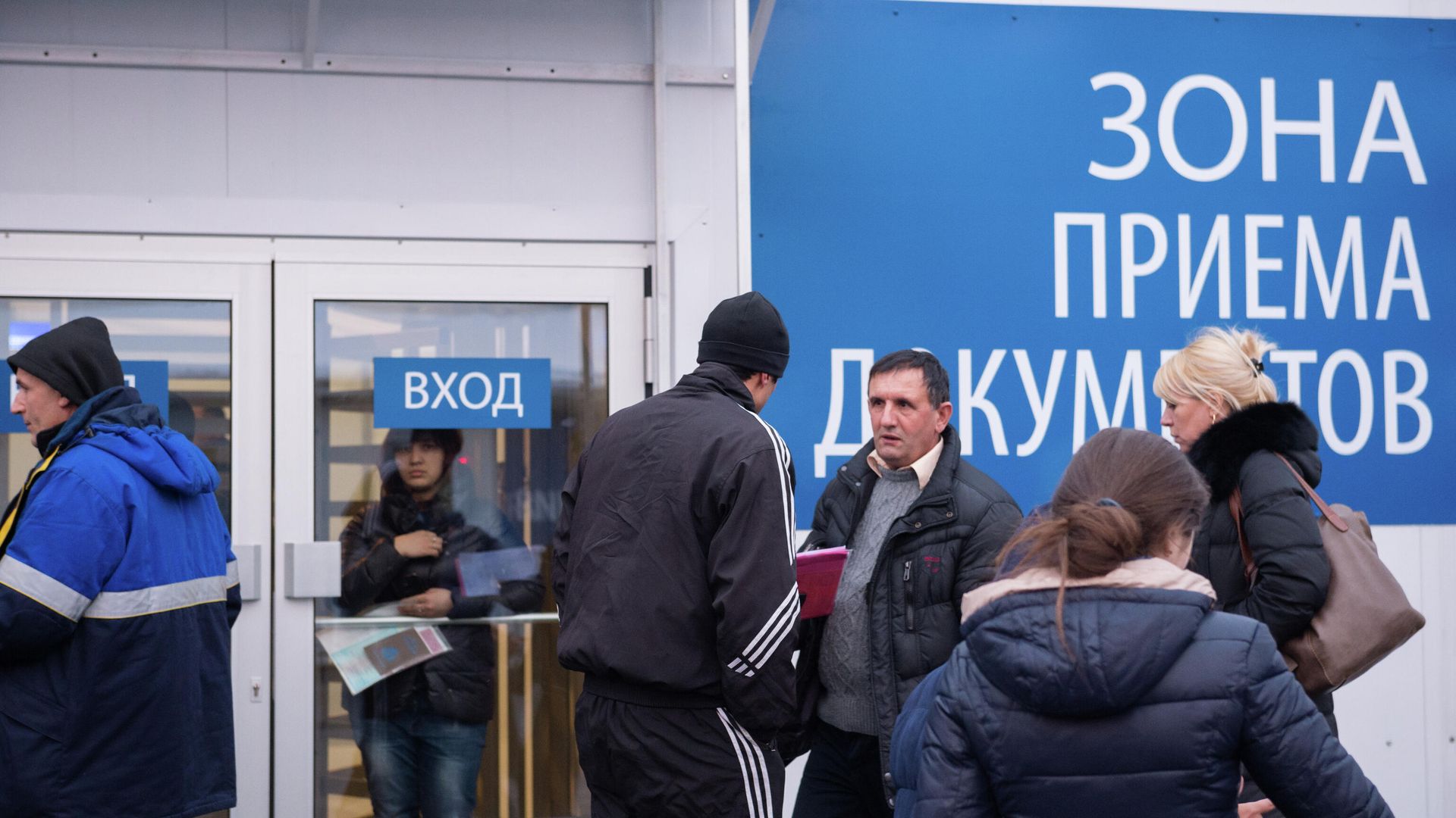 Посетители многофункционального миграционного центра в Москве Посетители многофункционального миграционного центра в Москве - РИА Новости, 1920, 19.01.2024