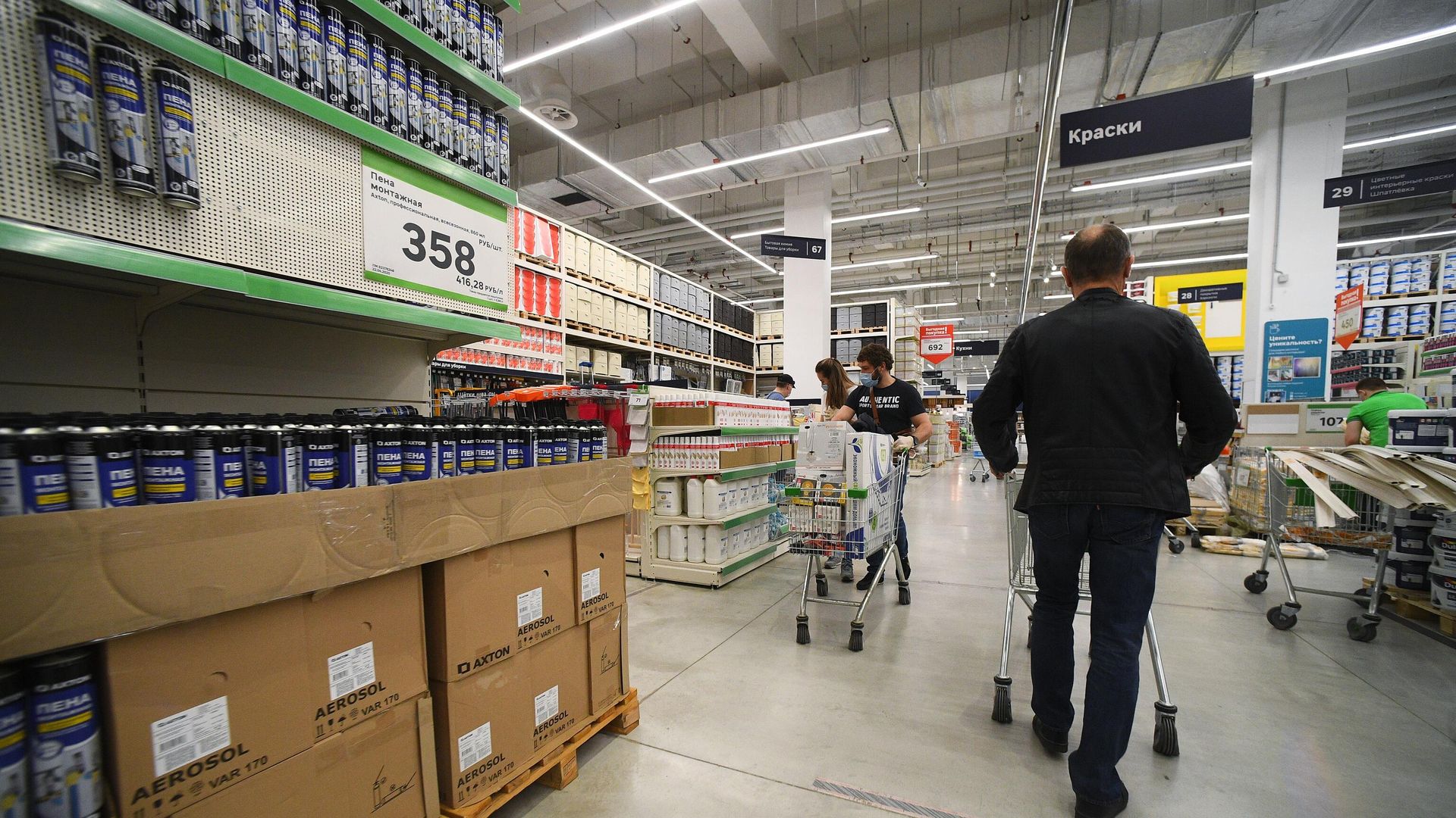 Покупатели в магазине товаров для строительства и ремонта в Москве Покупатели в магазине товаров для строительства и ремонта в Москве - РИА Новости, 1920, 18.07.2024