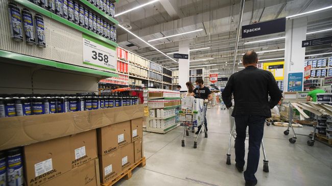 Покупатели в магазине товаров для строительства и ремонта в Москве