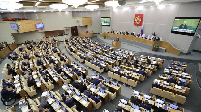 Депутаты на пленарном заседании в Государственной Думе РФ