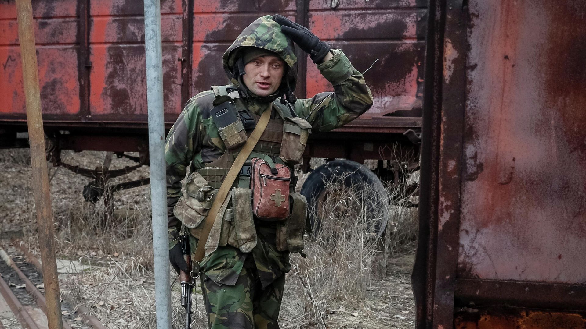 Украинский военный на линии соприкосновения в поселке Новолуганское Донецкой области - РИА Новости, 1920, 23.02.2022