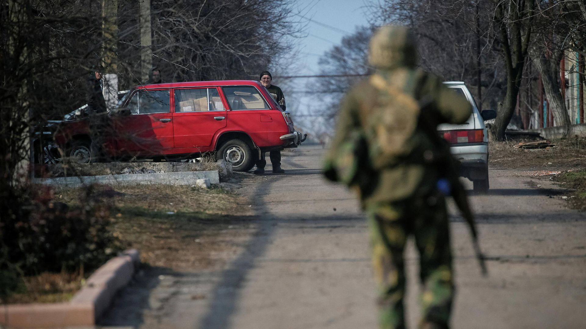 Украинский военный на линии соприкосновения в поселке Новолуганское Донецкой области - РИА Новости, 1920, 28.02.2022