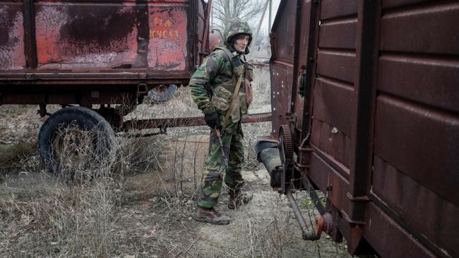 Украинский военный на линии соприкосновения в поселке Новолуганское Донецкой области