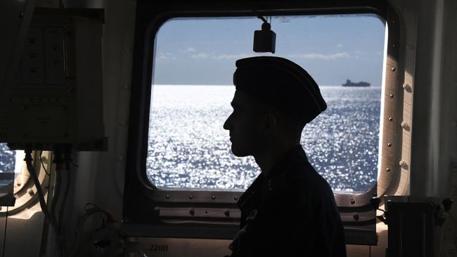 Военнослужащий ВМФ России на борту корвета Громкий