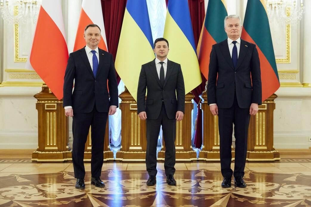 Президент Польши Анджей Дуда, президент Украины Владимир Зеленский и президент Литвы Гитанас Науседа во время встречи в Киеве Президент Польши Анджей Дуда, президент Украины Владимир Зеленский и президент Литвы Гитанас Науседа во время встречи в Киеве - РИА Новости, 1920, 18.04.2023