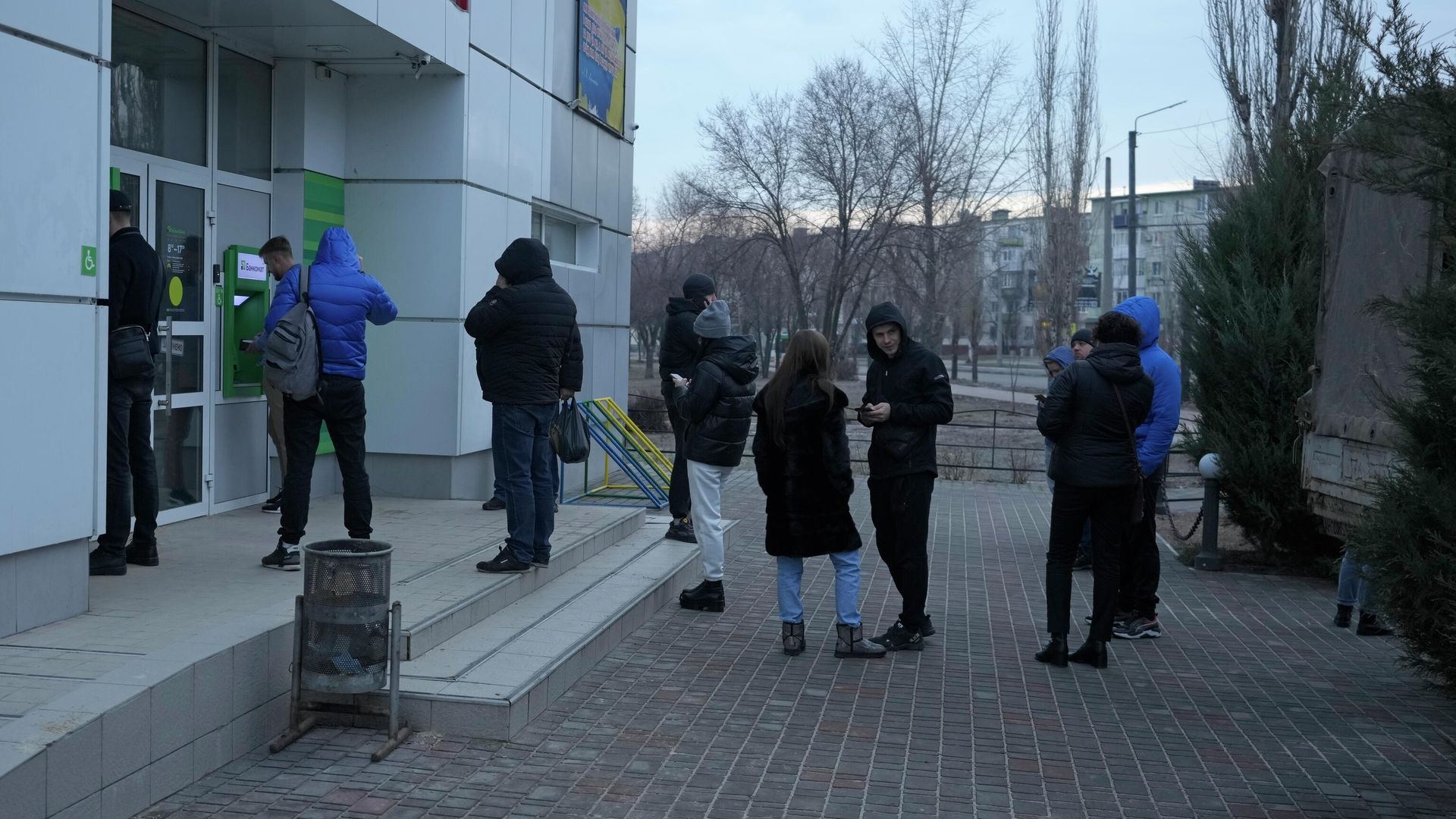 Очередь в банкомат в Северодонецке Очередь в банкомат в Северодонецке - РИА Новости, 1920, 24.02.2022