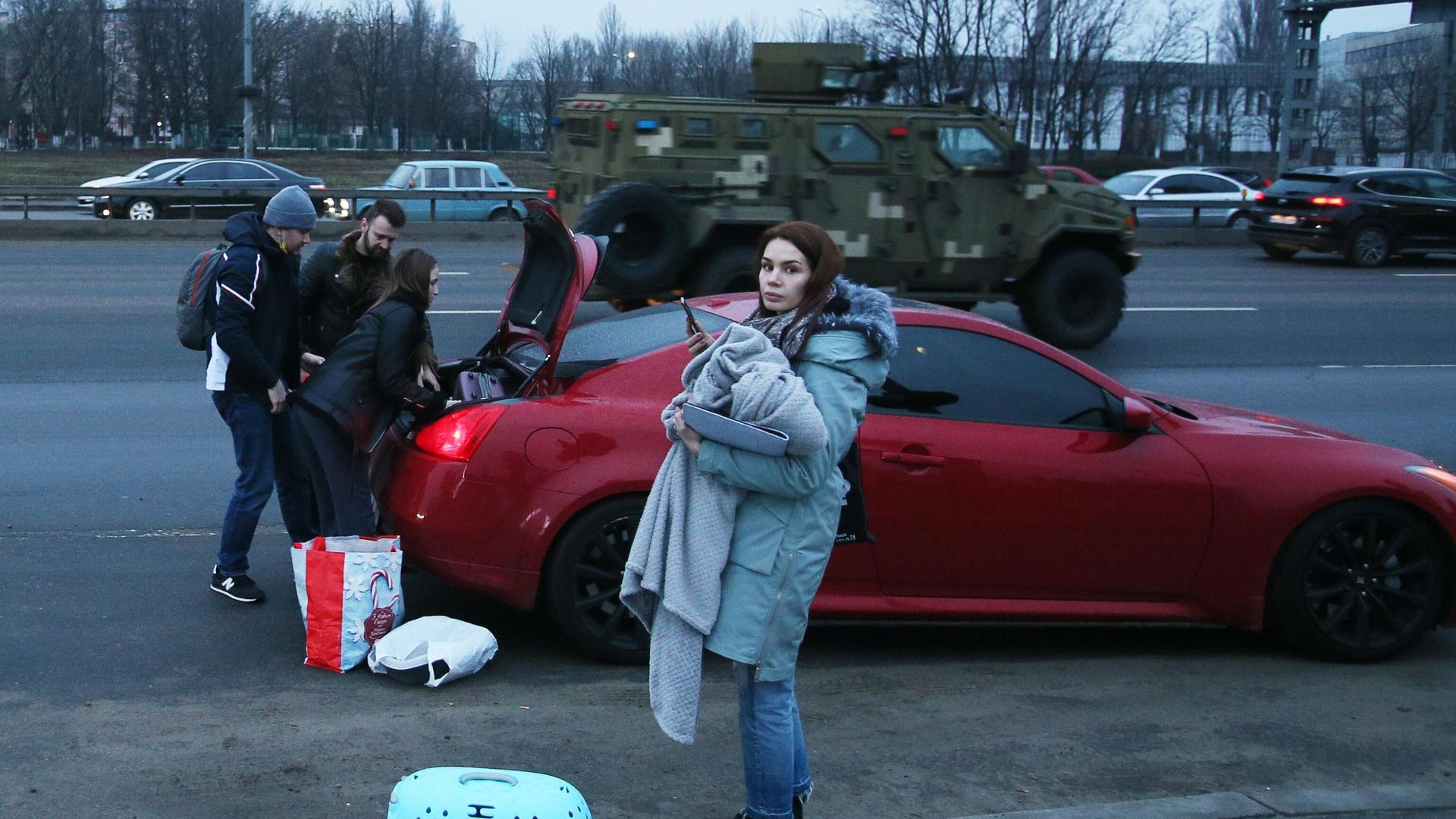 Люди свои вещи в машину на одной из улиц в Киеве Люди свои вещи в машину на одной из улиц в Киеве - РИА Новости, 1920, 28.02.2022