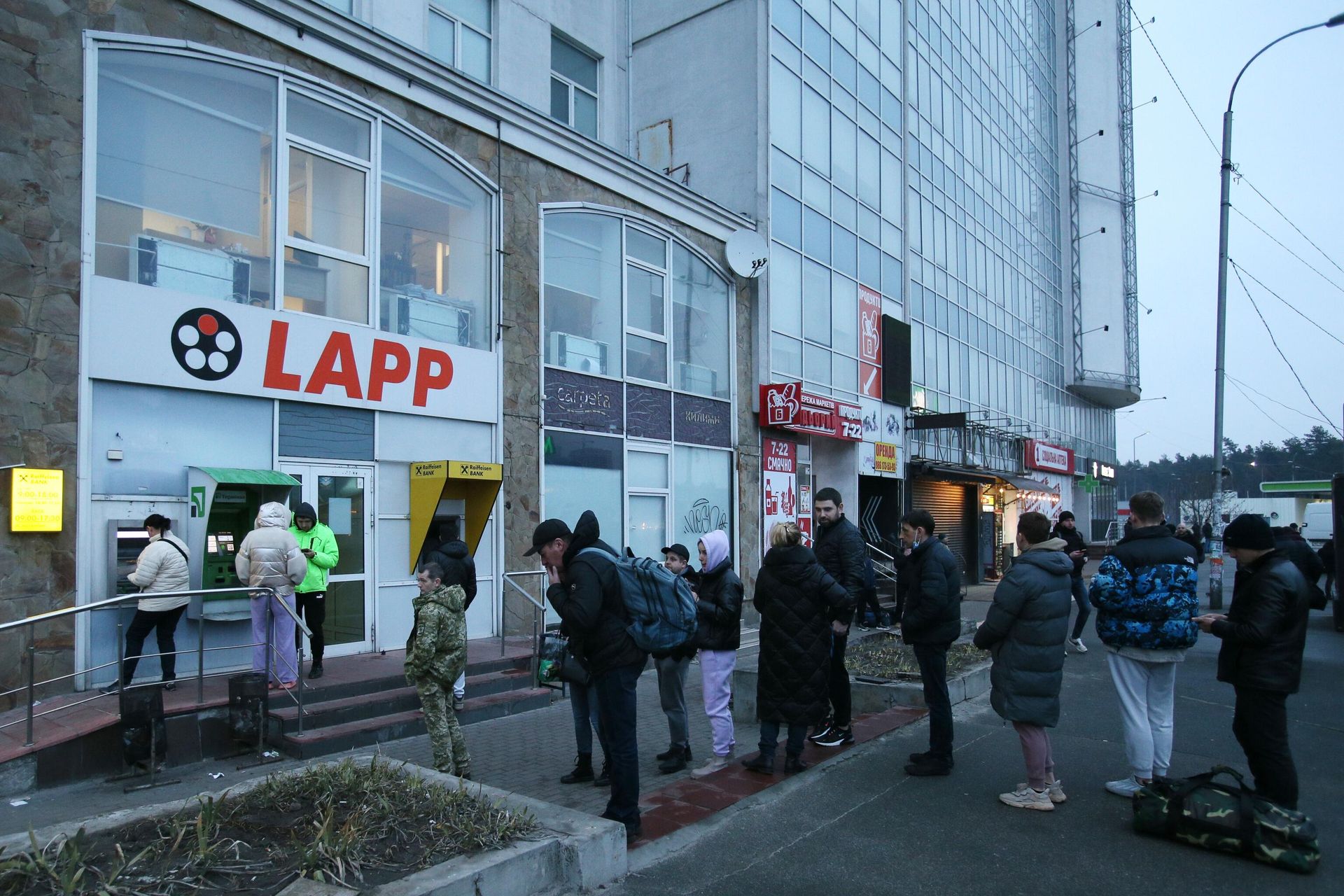 Люди стоят в очереди для того чтобы снять денежные средства в банкомате на одной из улиц в Киеве - РИА Новости, 1920, 29.12.2025