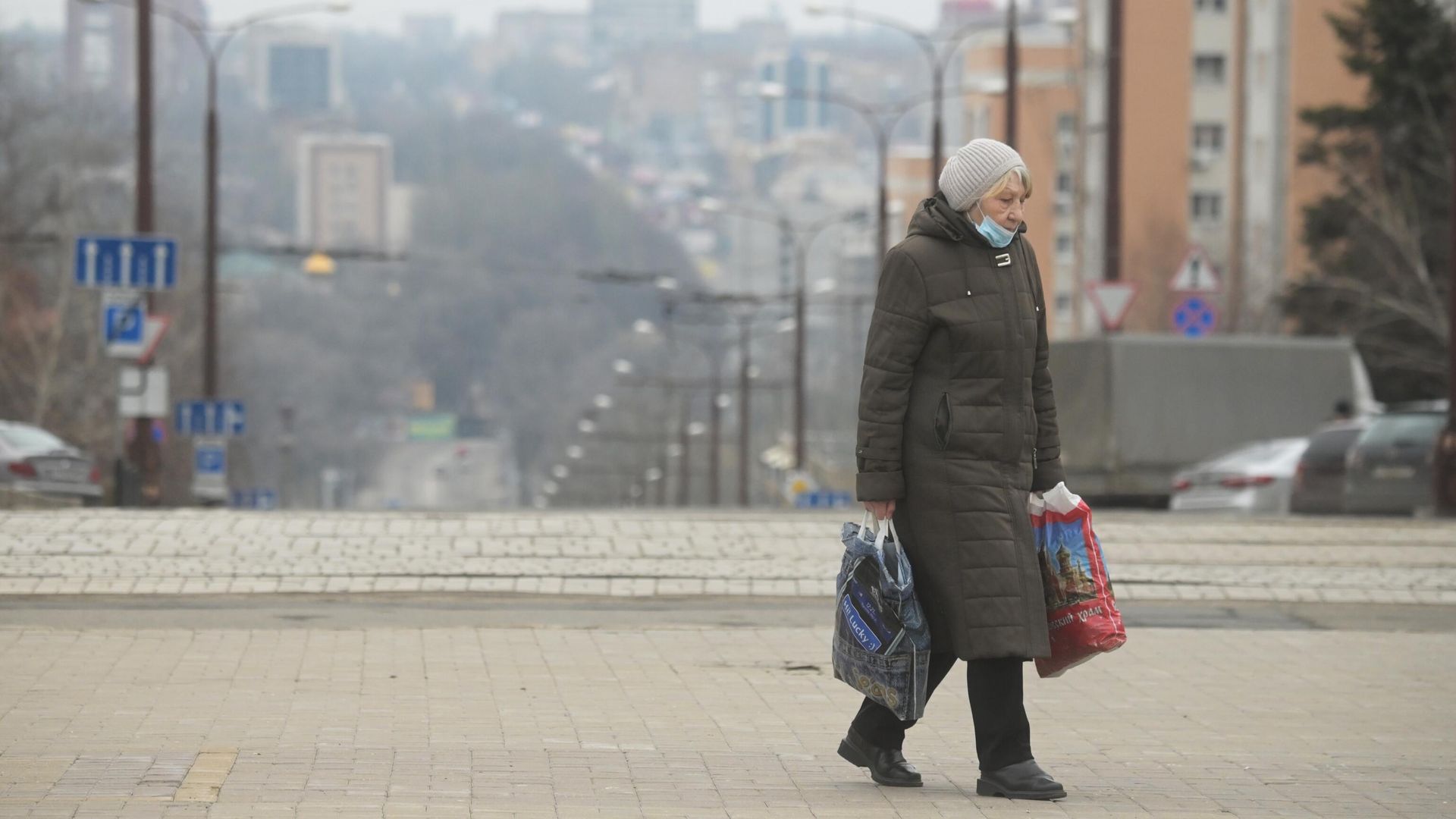 Женщина на одной из улиц в Донецке Женщина на одной из улиц в Донецке - РИА Новости, 1920, 19.10.2026