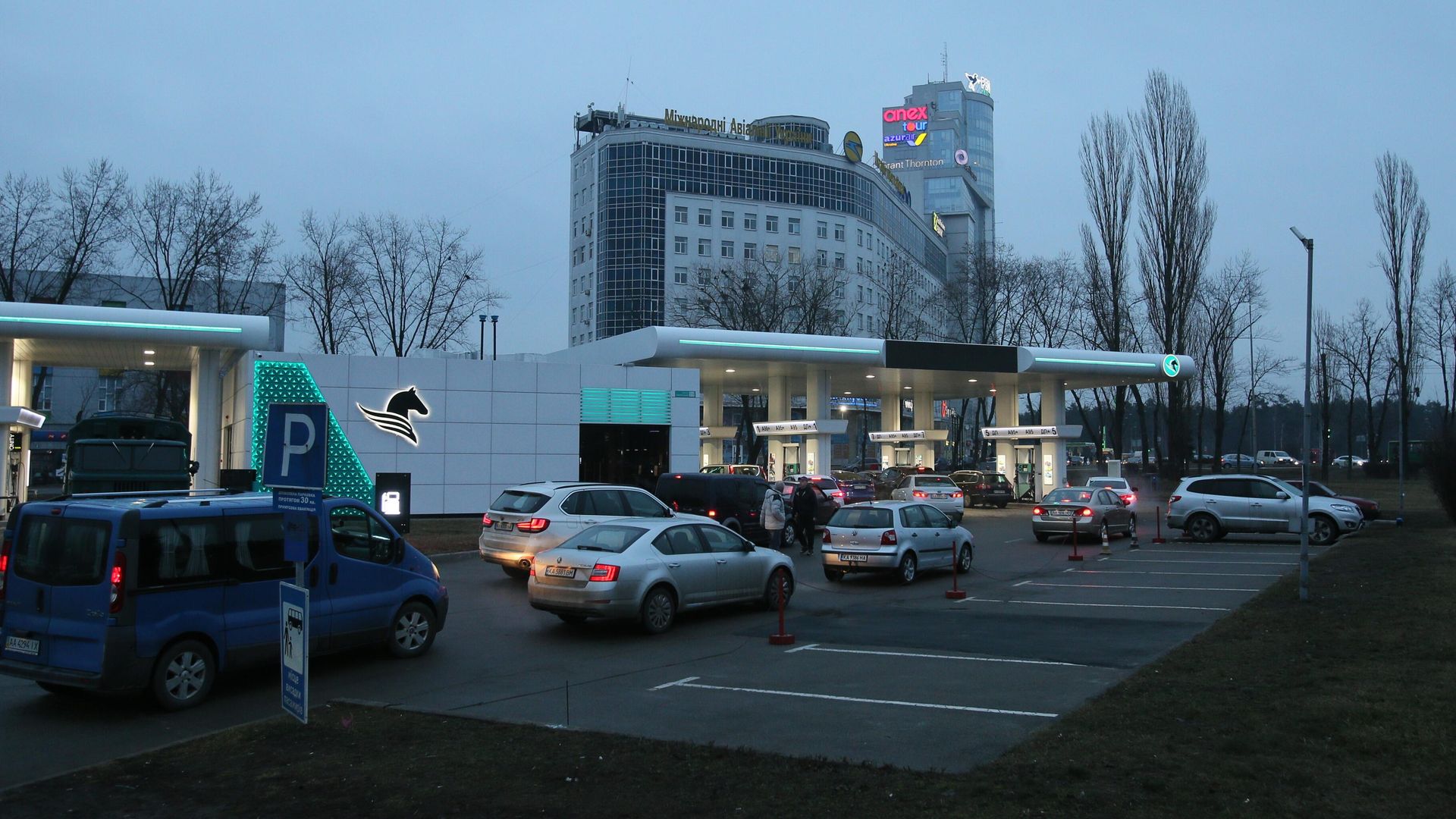 Автомобили стоят в очереди на АЗС в Киеве Автомобили стоят в очереди на АЗС в Киеве - РИА Новости, 1920, 10.05.2022