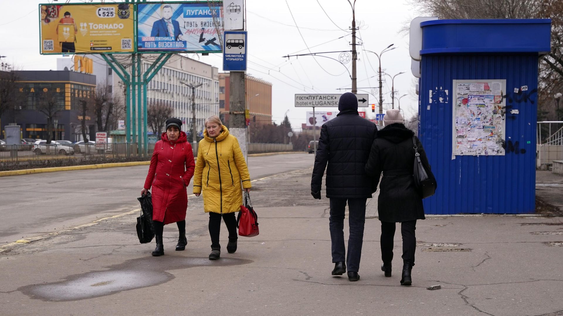 Жители города на улице Советская в Луганске Жители города на улице Советская в Луганске - РИА Новости, 1920, 12.04.2023