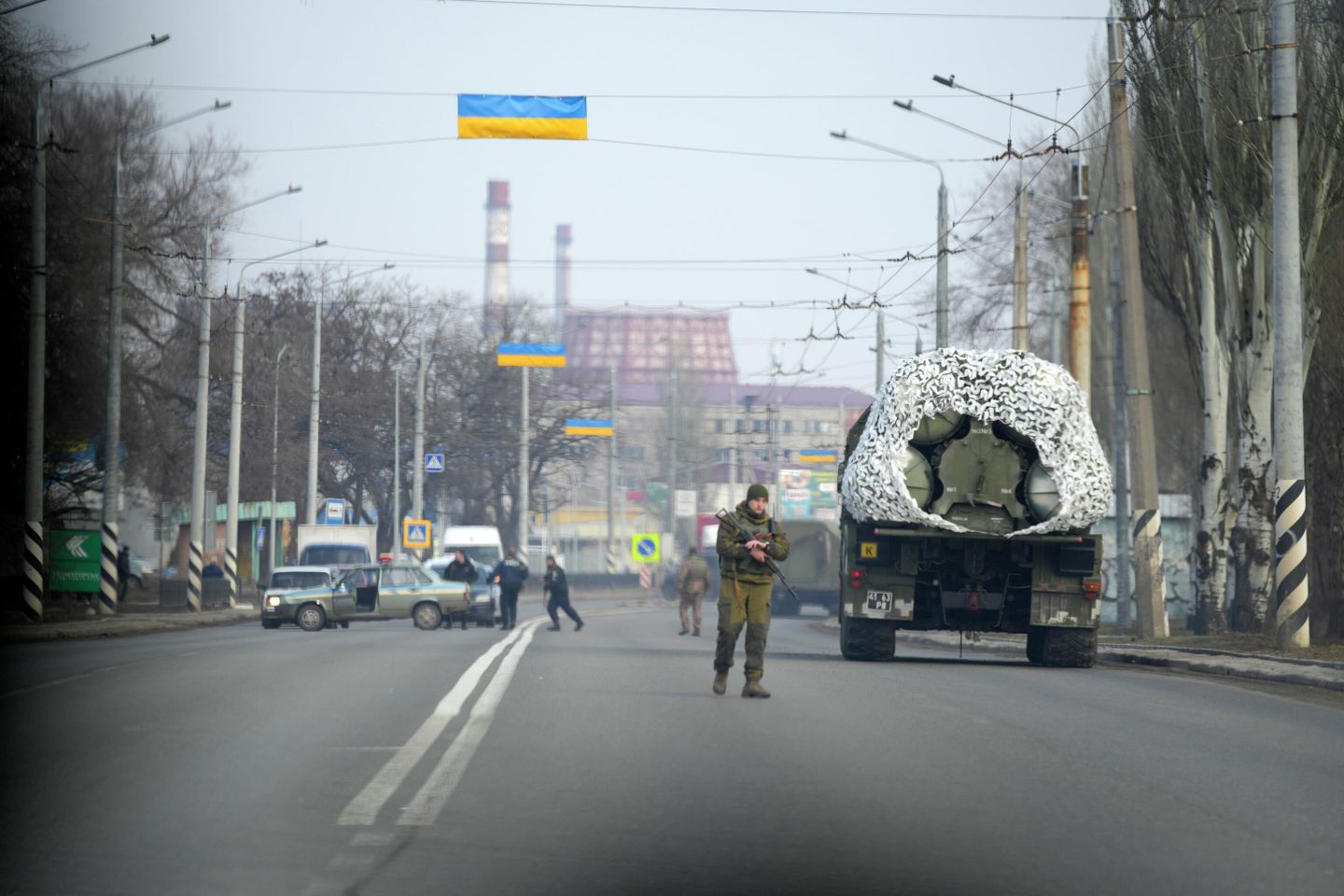 Украинский военнослужащий и военная техника на дороге в Краматорске Украинский военнослужащий и военная техника на дороге в Краматорске