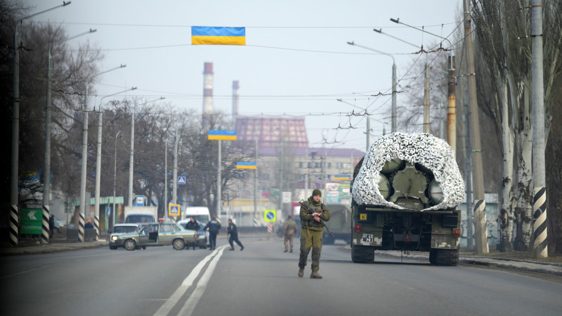 Украинский военнослужащий и военная техника на дороге в Краматорске Украинский военнослужащий и военная техника на дороге в Краматорске - РИА Новости, 1920, 08.04.2022