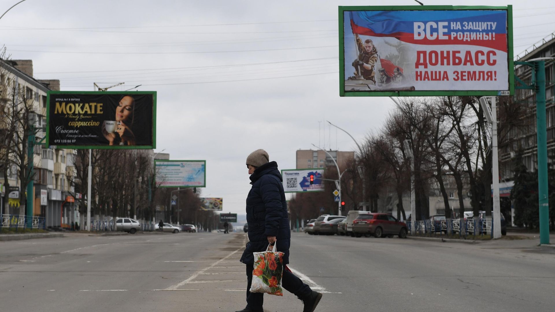 Женщина переходит улицу в Луганске Женщина переходит улицу в Луганске - РИА Новости, 1920, 02.03.2022