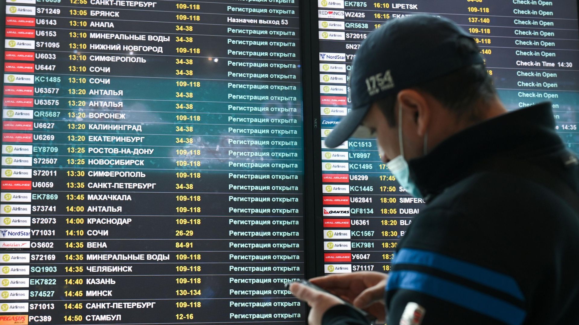 Мужчина возле электронного табло в аэропорту Домодедово в Москве Мужчина возле электронного табло в аэропорту Домодедово в Москве - РИА Новости, 1920, 02.03.2022