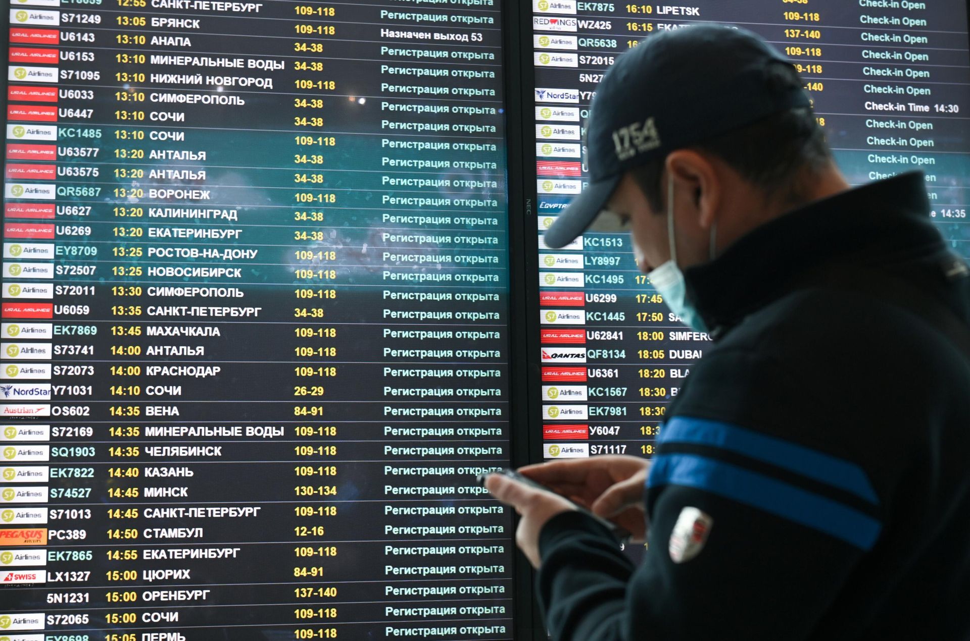 Мужчина возле электронного табло вылетов в аэропорту Домодедово в Москве Мужчина возле электронного табло вылетов в аэропорту Домодедово в Москве - РИА Новости, 1920, 25.02.2022
