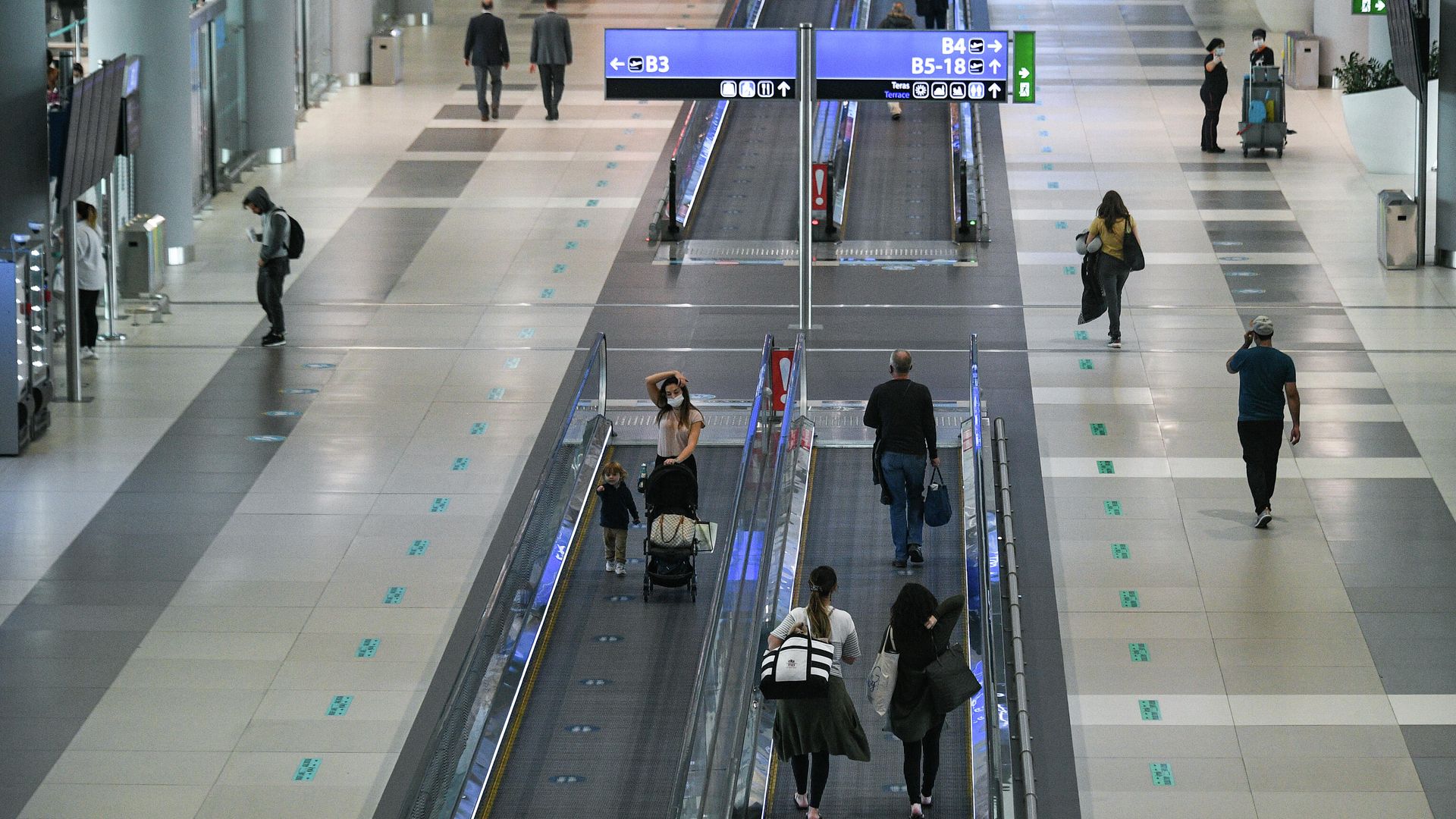 Пассажиры в Международном аэропорту Стамбул, Турция - РИА Новости, 1920, 12.03.2022