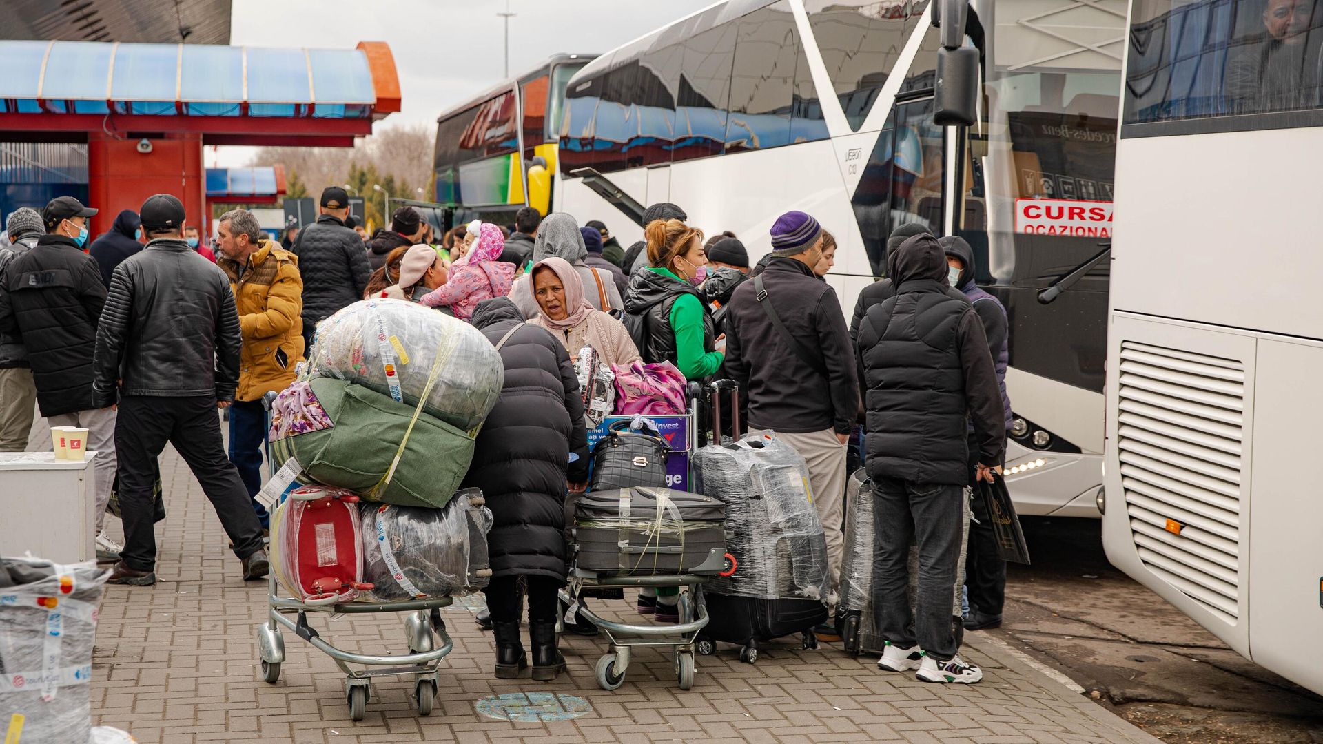 Пассажиры на территории аэропорта Кишинева Пассажиры на территории аэропорта Кишинева - РИА Новости, 1920, 23.06.2022