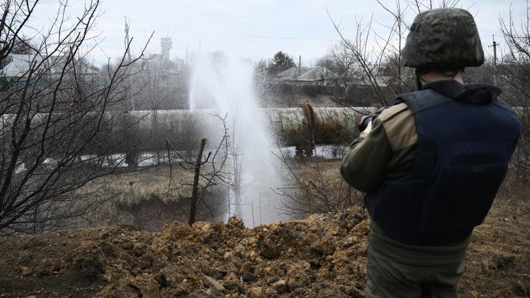 Поврежденный обстрелами магистральный водопровод в Горловке Поврежденный обстрелами магистральный водопровод в Горловке