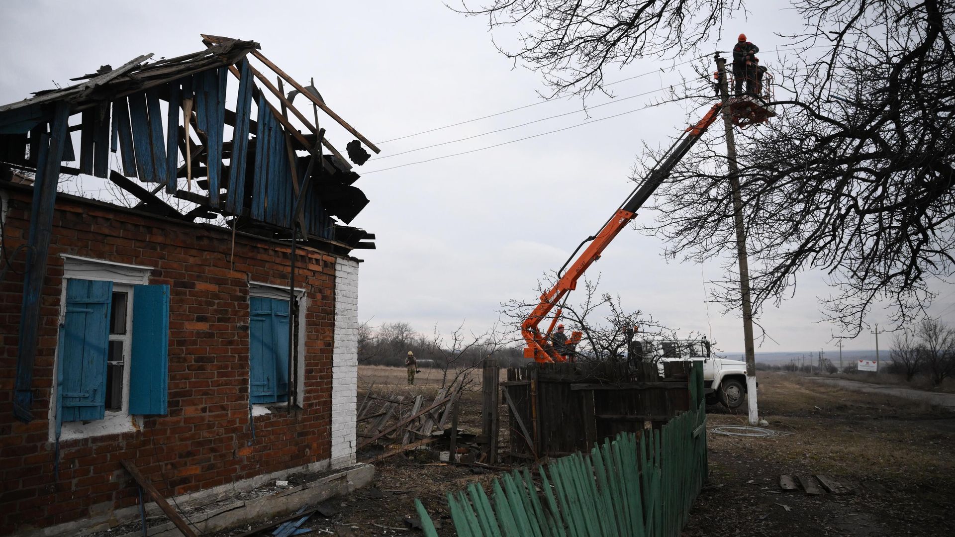 Ремонт линии электропередач, поврежденной в результате обстрела поселка Зайцево в Горловке Ремонт линии электропередач, поврежденной в результате обстрела поселка Зайцево в Горловке - РИА Новости, 1920, 25.02.2022