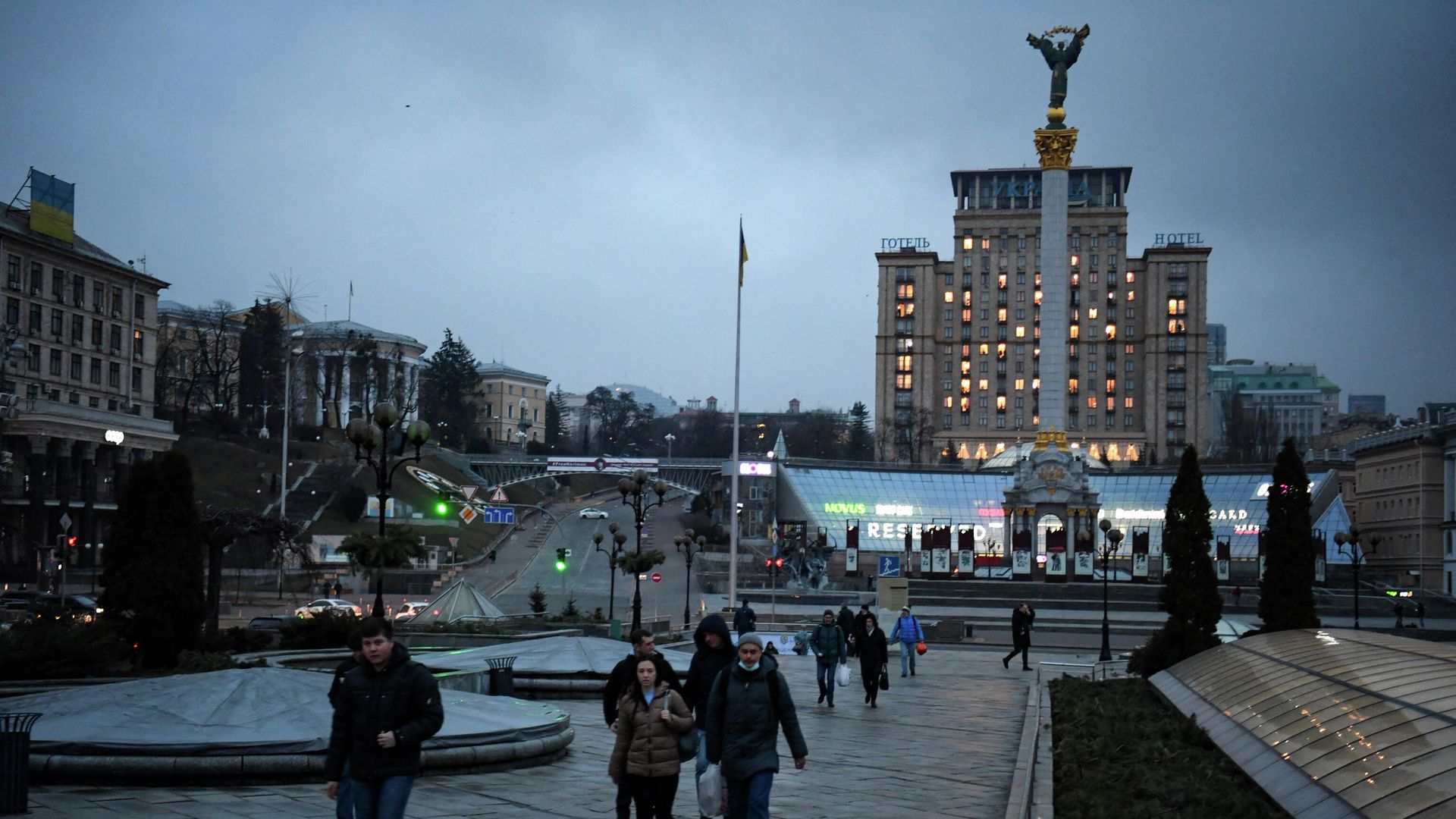 Прохожие идут мимо Монумента Независимости Украины в Киеве, Украина. 24 февраля 2022 - РИА Новости, 1920, 24.02.2022