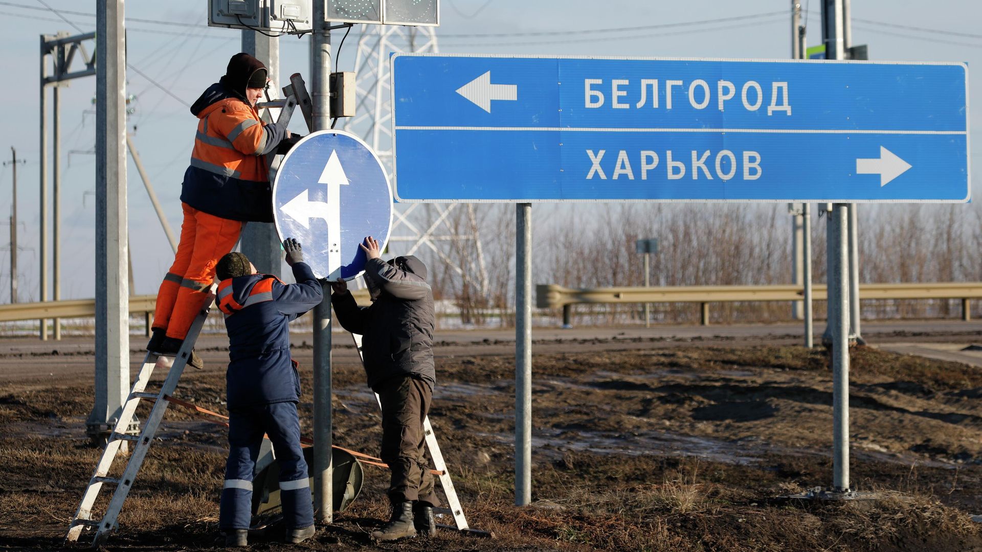 Дорожные рабочие на шоссе возле границы с Украиной в Белгородской области Дорожные рабочие на шоссе возле границы с Украиной в Белгородской области - РИА Новости, 1920, 05.04.2022