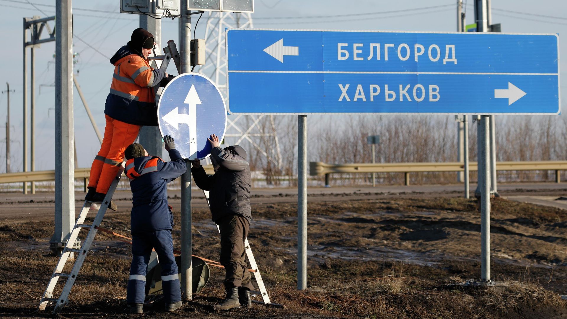 Дорожные рабочие на шоссе возле границы с Украиной в Белгородской области - РИА Новости, 1920, 05.04.2022