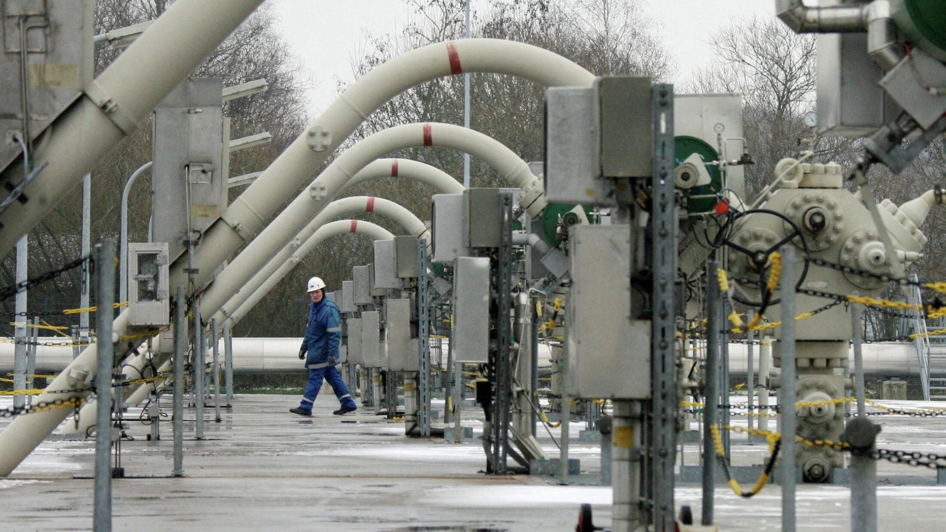 Рабочий на газохранилище в Редене, Германия Рабочий на газохранилище в Редене, Германия - РИА Новости, 1920, 26.03.2022