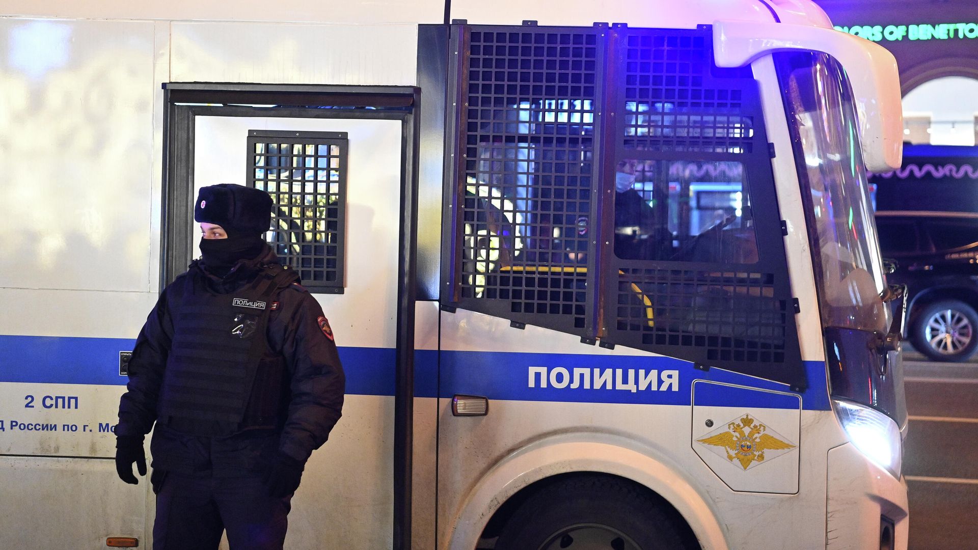 Сотрудники полиции, обеспечивающие порядок на несогласованной акции против операции по демилитаризации Украины, на Пушкинской площади в Москве - РИА Новости, 1920, 03.03.2022