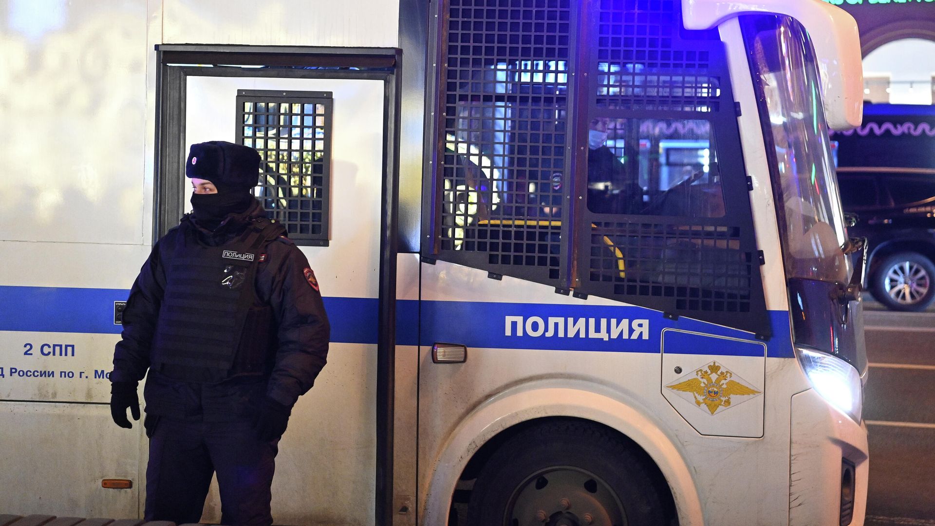 Сотрудники полиции около автозака Сотрудники полиции около автозака - РИА Новости, 1920, 06.03.2022