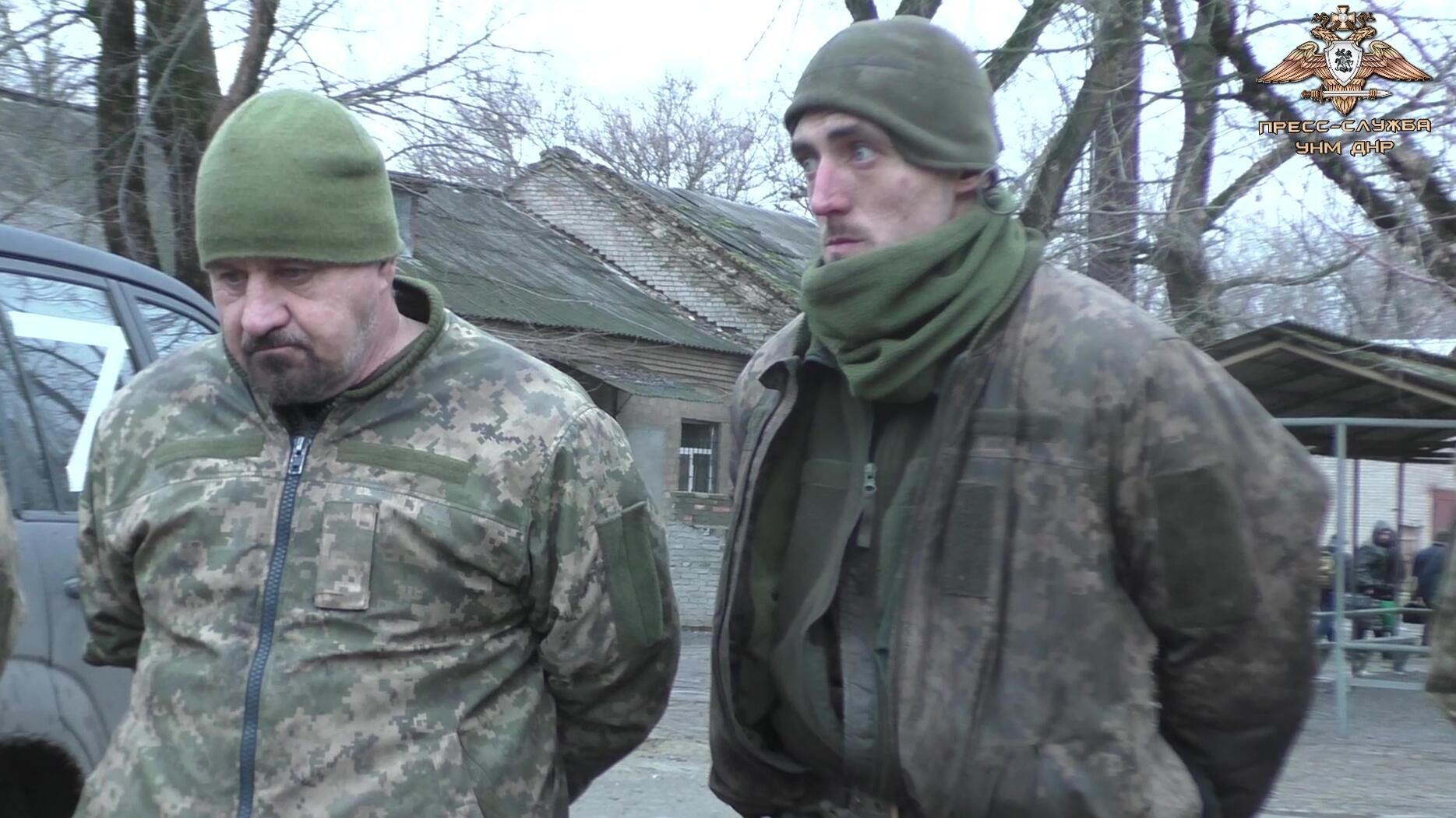 Украинские военнослужащие, сдавшиеся в плен народной милиции ДНР. Кадр видео Украинские военнослужащие, сдавшиеся в плен народной милиции ДНР. Кадр видео - РИА Новости, 1920, 25.02.2022