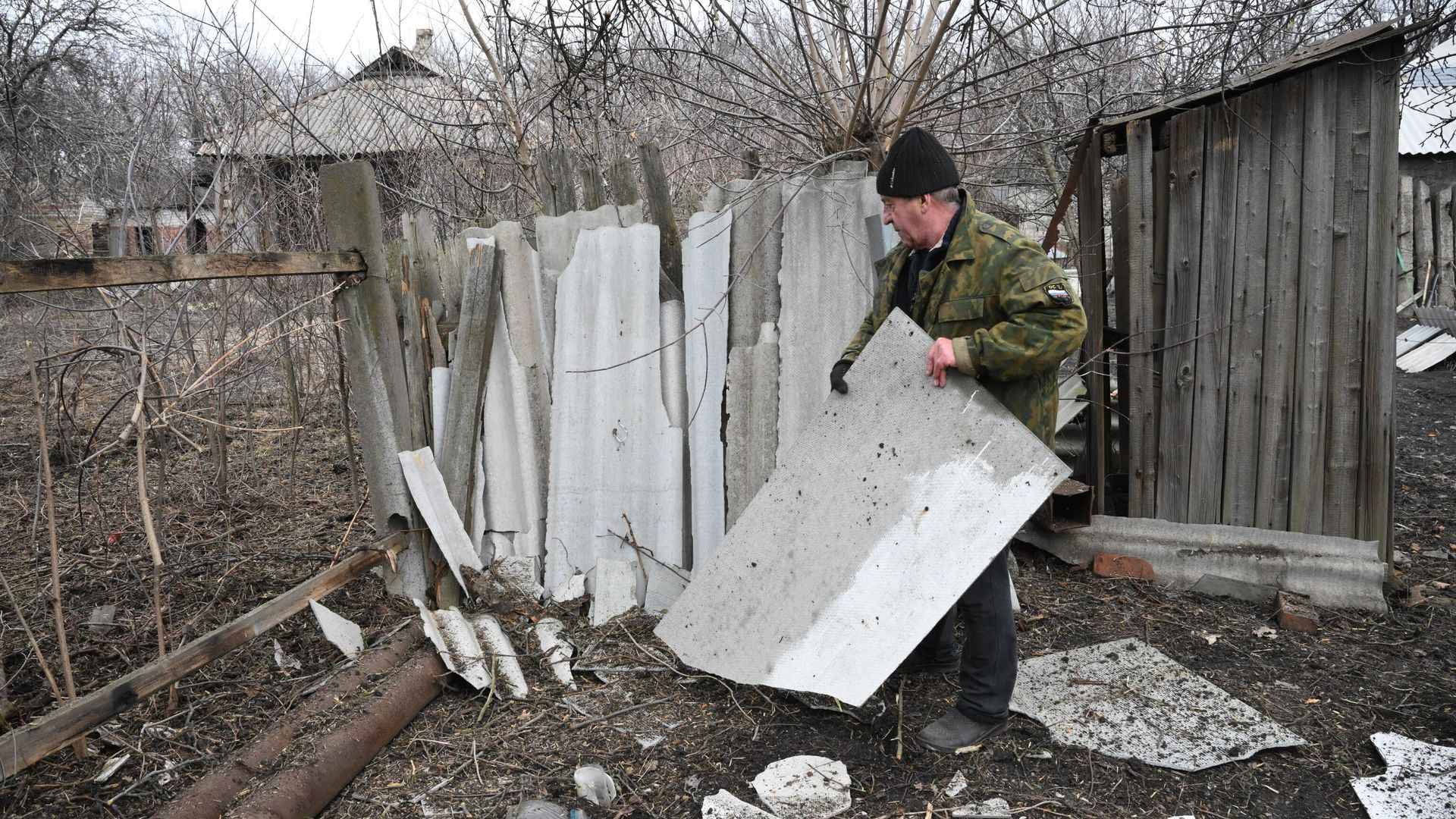 Мужчина расчищает территорию возле своего дома, разрушенную в результате обстрелов в поселке Финский в Горловке Мужчина расчищает территорию возле своего дома, разрушенную в результате обстрелов в поселке Финский в Горловке - РИА Новости, 1920, 25.02.2022