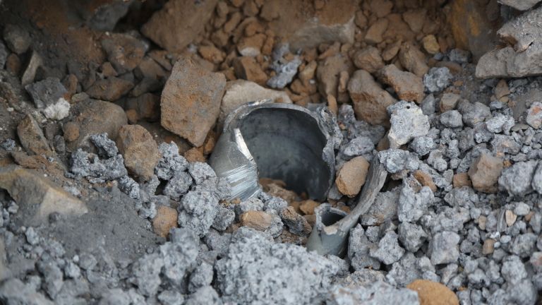 Осколок снаряда возле дома поврежденного в результате обстрела ВСУ поселка Зайцево в Горловке Осколок снаряда возле дома поврежденного в результате обстрела ВСУ поселка Зайцево в Горловке