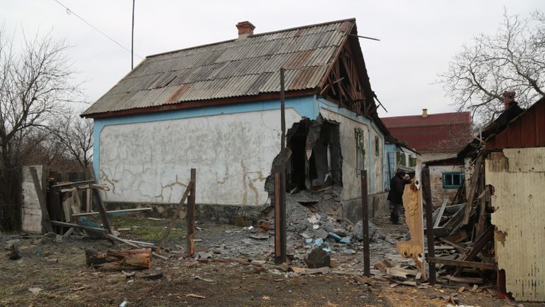Дом поврежденный в результате обстрела ВСУ поселка Зайцево в Горловке Дом поврежденный в результате обстрела ВСУ поселка Зайцево в Горловке