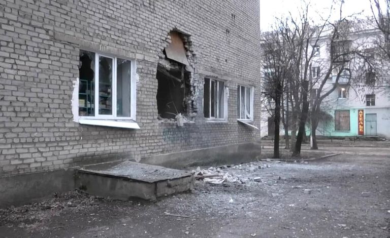 Дом, пострадавший в результате массированных обстрелов Донецка Дом, пострадавший в результате массированных обстрелов Донецка
